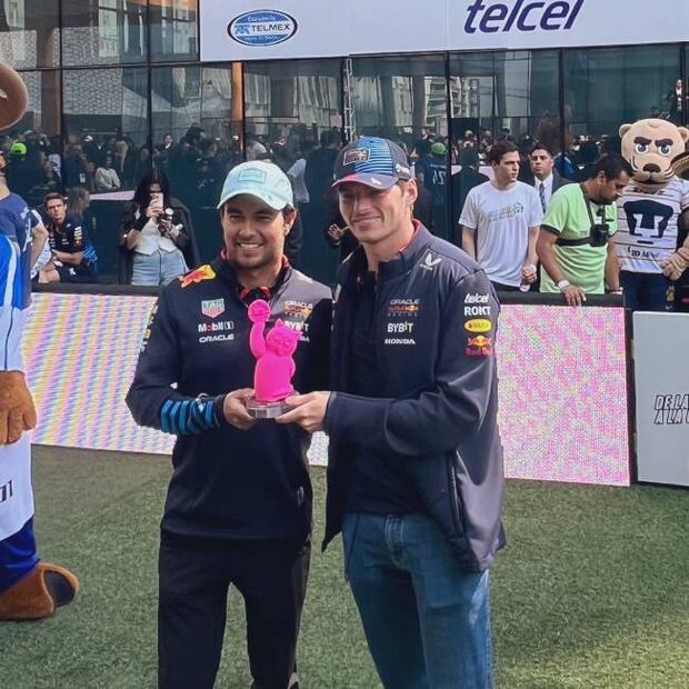 Checo Pérez y Max Verstappen, en la cascarita que realizaron en Polanco. Foto: @escuderiatelmex