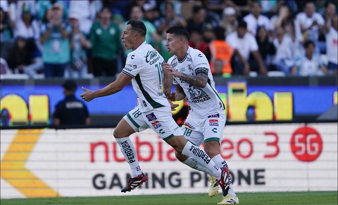 Andrés Guardado celebra su anotación ante el Puebla junto a James Rodríguez. FOTO: Imago7