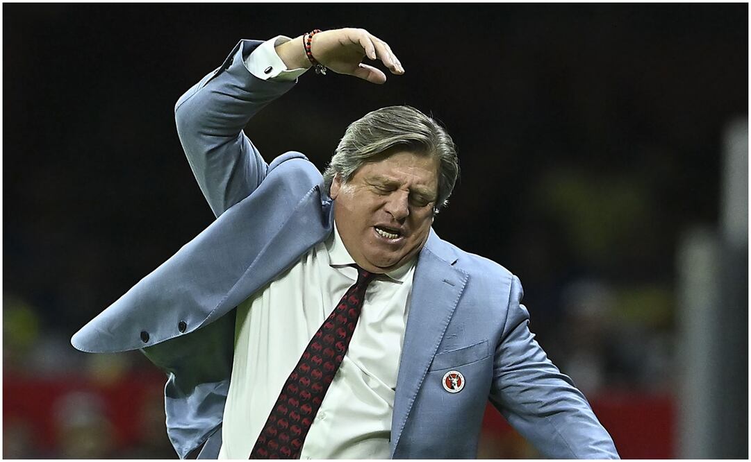 Miguel Herrera quejándose del arbitraje ante América / FOTO: Imago7