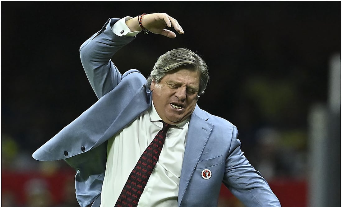 Miguel Herrera quejándose del arbitraje ante América / FOTO: Imago7