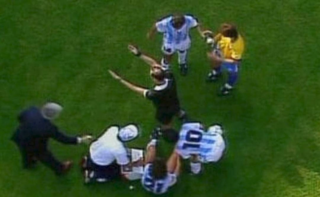 Jugadores argentinos ofrecieron agua a los brasileños debido a que tenían somníferos en Octavos de Final de Italia 90. Foto: Especial