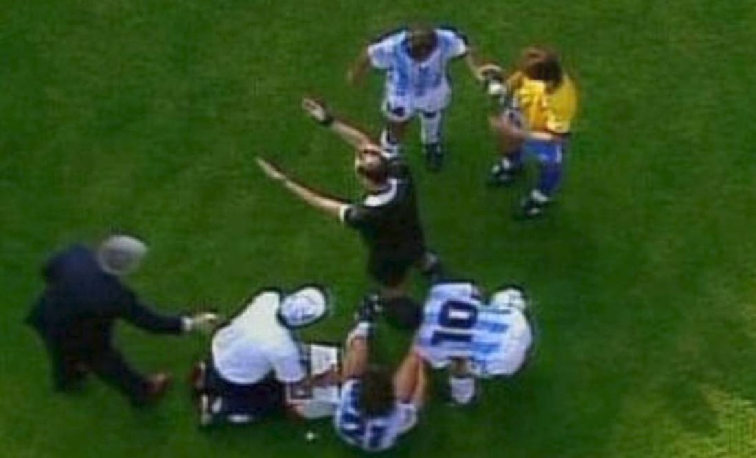 Jugadores argentinos ofrecieron agua a los brasileños debido a que tenían somníferos en Octavos de Final de Italia 90. Foto: Especial