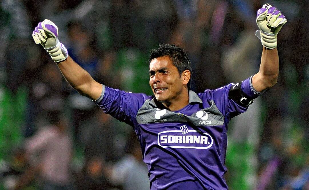 Oswaldo Sánchez lloró luego de que la afición de Pumas le recordó que no iba a jugar el Mundial de Sudáfrica 2010. Foto: Imago7