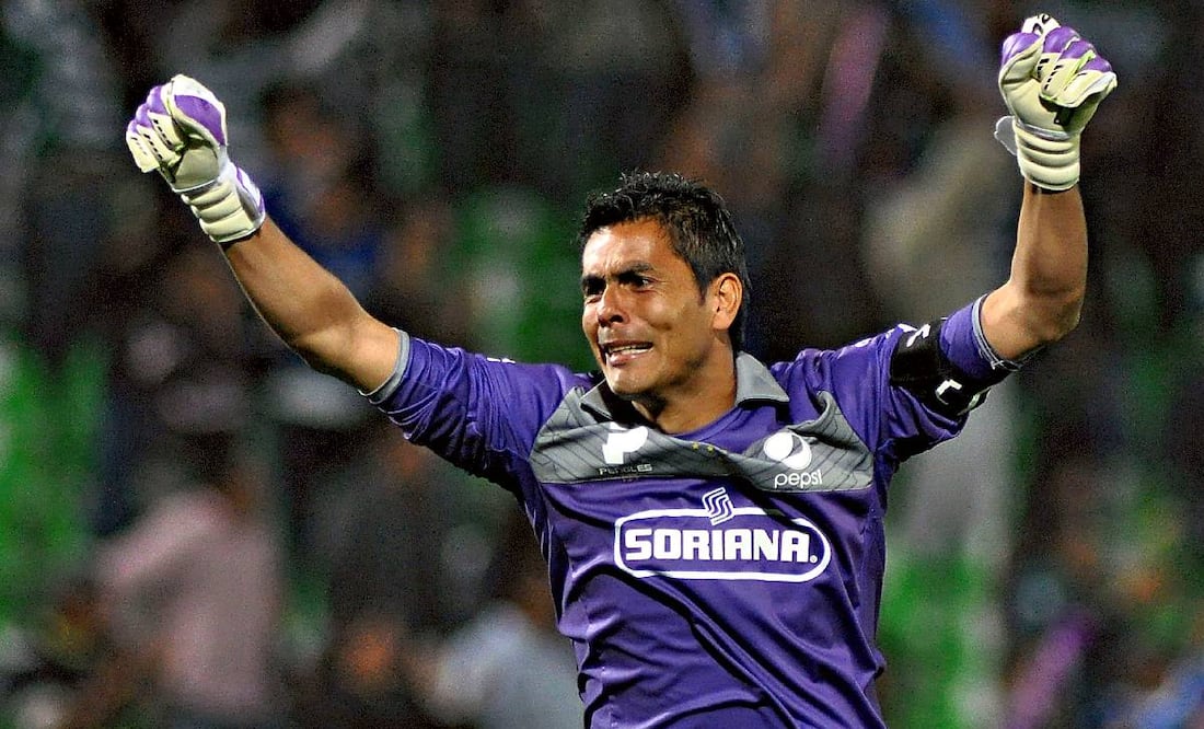 Oswaldo Sánchez lloró luego de que la afición de Pumas le recordó que no iba a jugar el Mundial de Sudáfrica 2010. Foto: Imago7