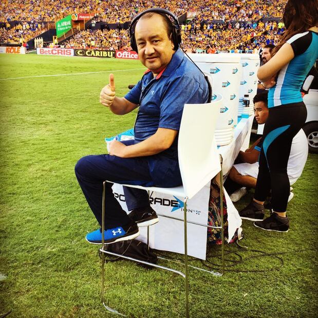 Adolfo Peñaloza levanta el pulgar durante la transmisión de un partido de los Tigres. FOTO: @adolfo_penaloza