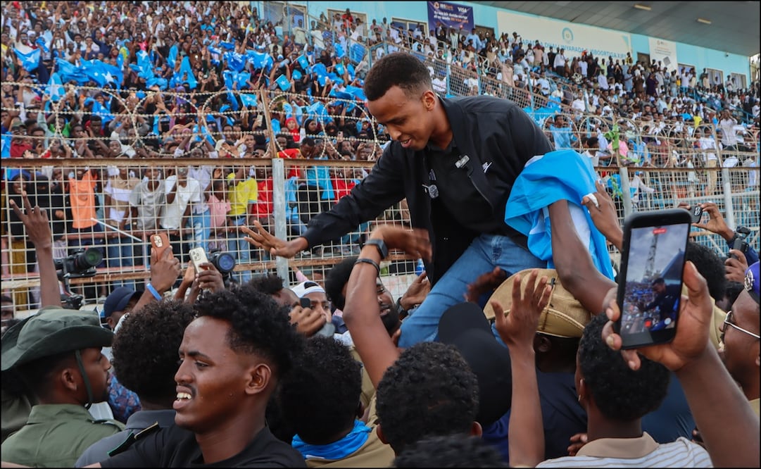 El árbitro Omar Abdulkadir Artan es recibido por aficionados a su llegada a Mogadiscio, Somalia, después de que Estados Unidos le negara la entrada para la Copa Mundial. FOTO: EFE
