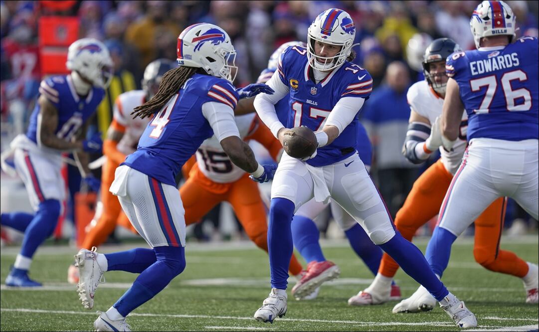 El quarterback Josh Allen (17), de los Bills, entrega el ovoide al running back James Cook (4) durante el primer cuarto del duelo de Wild Card ante los Broncos. FOTO: AP