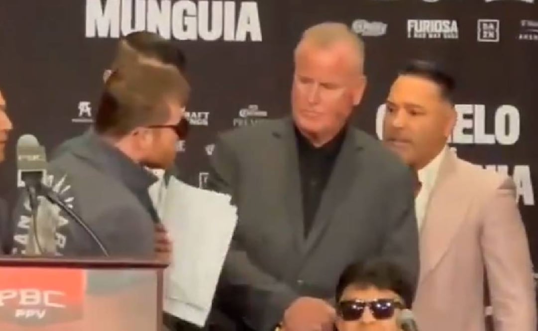 Canelo Álvarez se levantó de su asiento para ir a encarar a Óscar de la Hoya. Foto: Especial