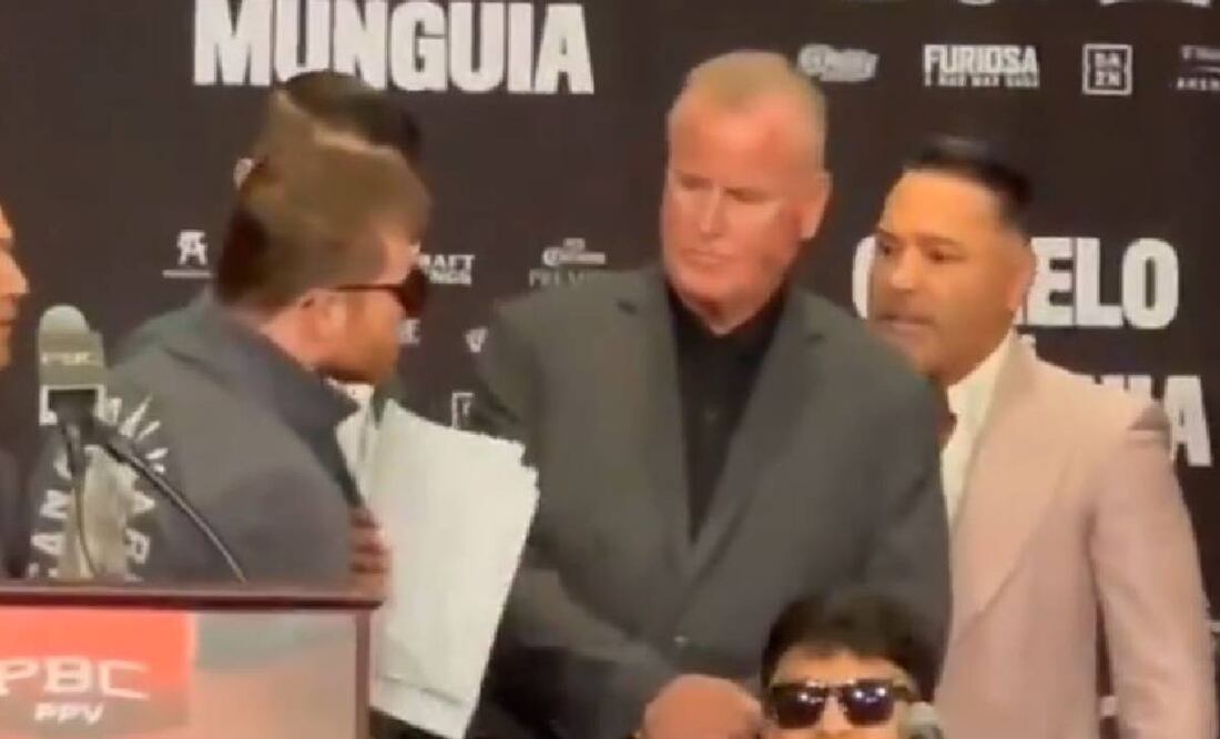 Canelo Álvarez se levantó de su asiento para ir a encarar a Óscar de la Hoya. Foto: Especial