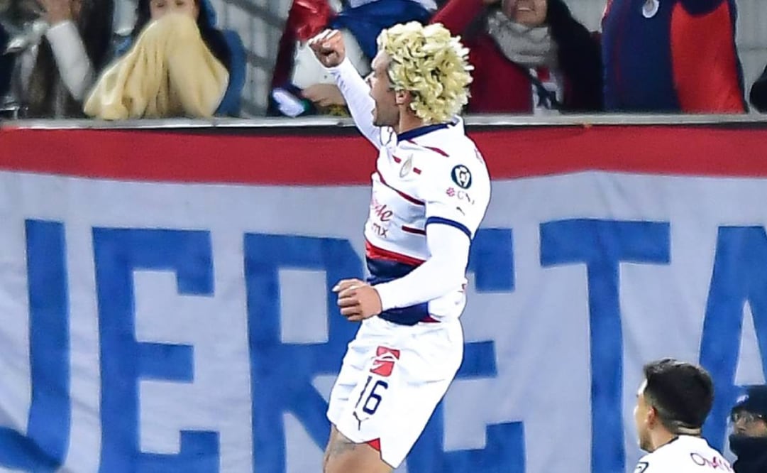 Cade Cowell festeja uno de sus dos goles con las Chivas ante el Forge FC. Foto: Especial