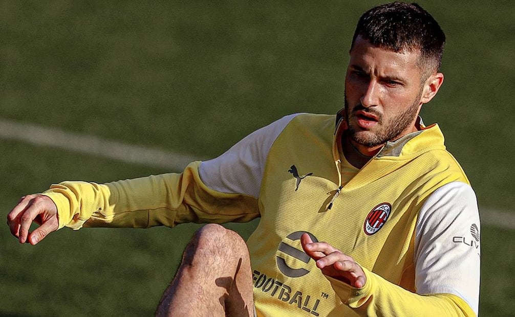 Santiago Giménez no ha jugado con el Milan debido a una lesión. Foto: Especial