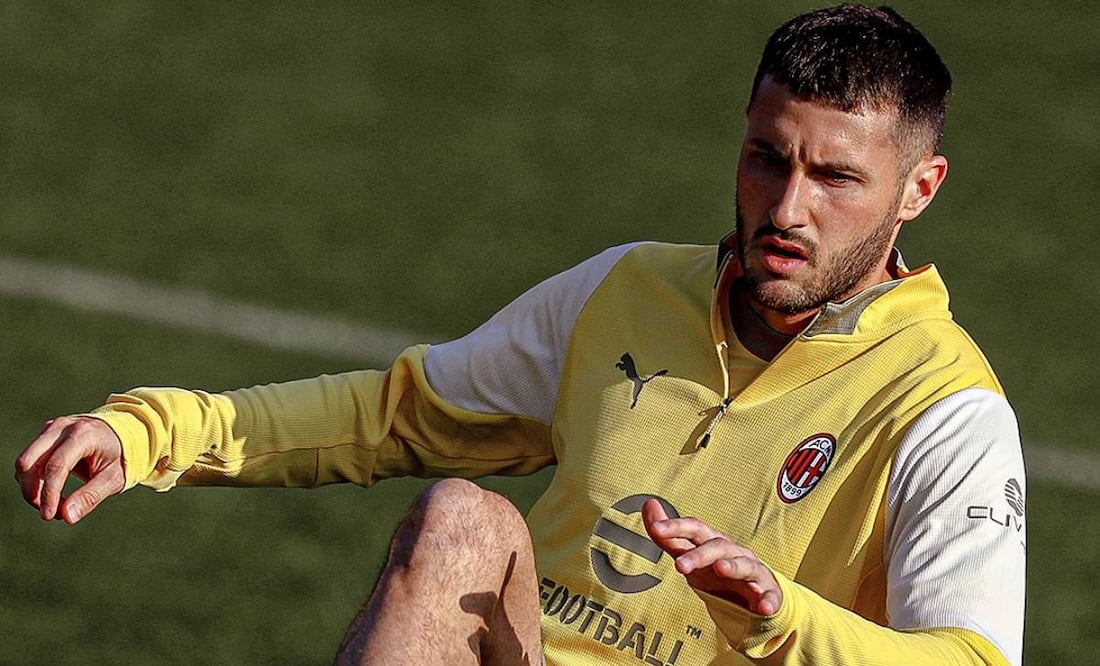 Santiago Giménez no ha jugado con el Milan debido a una lesión. Foto: Especial