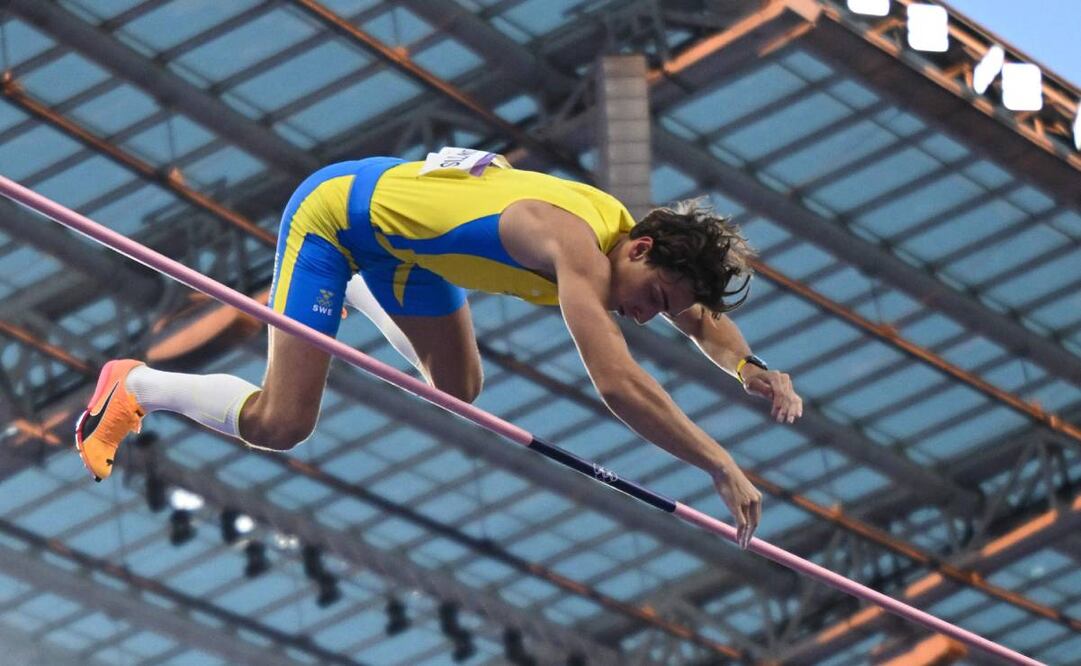 Duplantis consiguió romper su récord en el tercer intento. Foto: EFE.