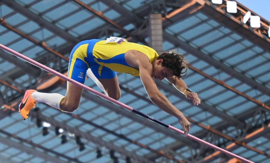 Duplantis consiguió romper su récord en el tercer intento. Foto: EFE.