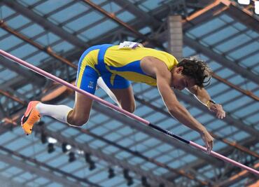 Armand Duplantis saltó para conseguir el oro y romper su marca en Paris 2024