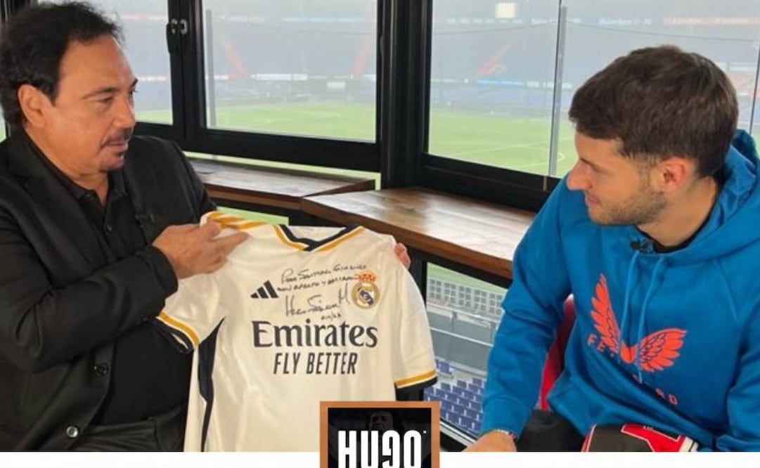 Hugo Sánchez le regaló una playera firmada del Real Madrid a Santiago Giménez. Foto: Especial