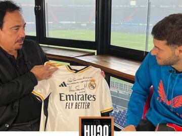 ¿Será una premonición? Hugo Sánchez le regaló una playera del Real Madrid a Santiago Giménez