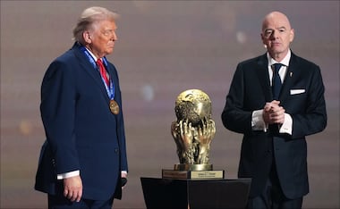 El presidente de la FIFA, Gianni Infantino, entrega al presidente Donald Trump el Premio de la Paz de la FIFA durante el sorteo de la Copa Mundial 2026. FOTO:  AP