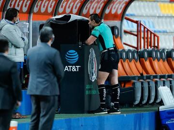 Comentaristas de TUDN señalan alteraciones en los audios del VAR en gol anulado a Chivas