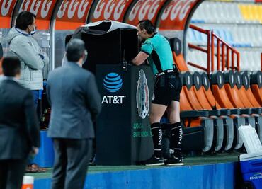Comentaristas de TUDN señalan alteraciones en los audios del VAR en gol anulado a Chivas