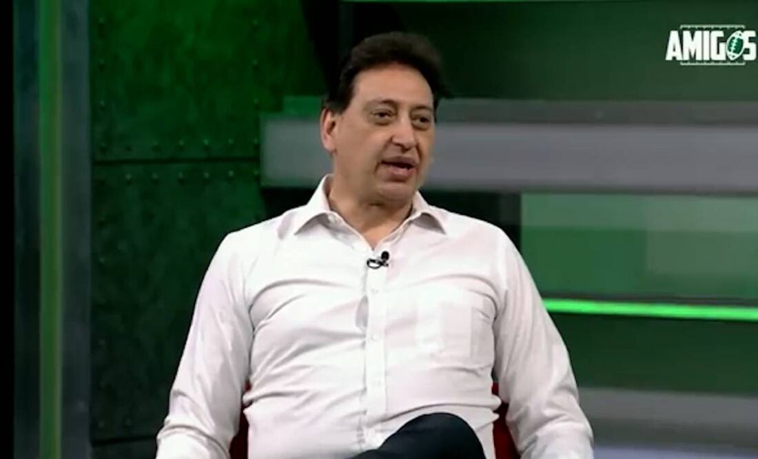 Varios aficionados radicales de la NFL se fueron en contra de Enrique Burak. Foto: Especial