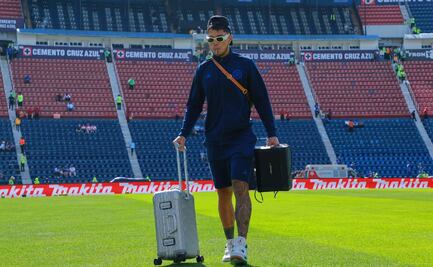 Carlos Salcedo está negociando con Cruz Azul la recisión de su contrato para poder abandonar el país