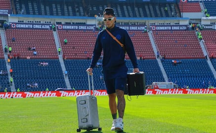 Carlos Salcedo está negociando con Cruz Azul la recisión de su contrato para poder abandonar el país