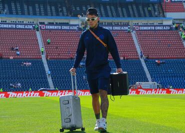 Carlos Salcedo está negociando con Cruz Azul la recisión de su contrato para poder abandonar el país