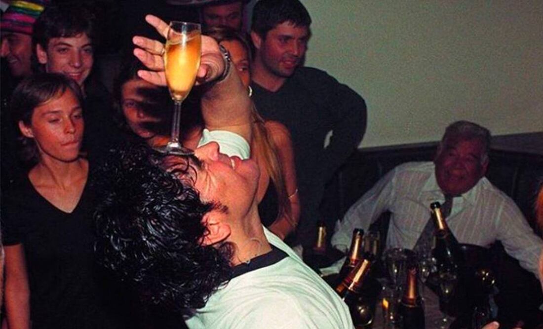 Diego Armando Maradona, durante una de sus fiestas en México 86. Foto: @diegoeterno.lamuestra