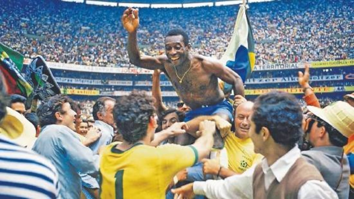 Pelé festeja en el Estadio Azteca su tercer Mundial ganado con Brasil tras derrotar a Italia en México 70. Foto: Archivo