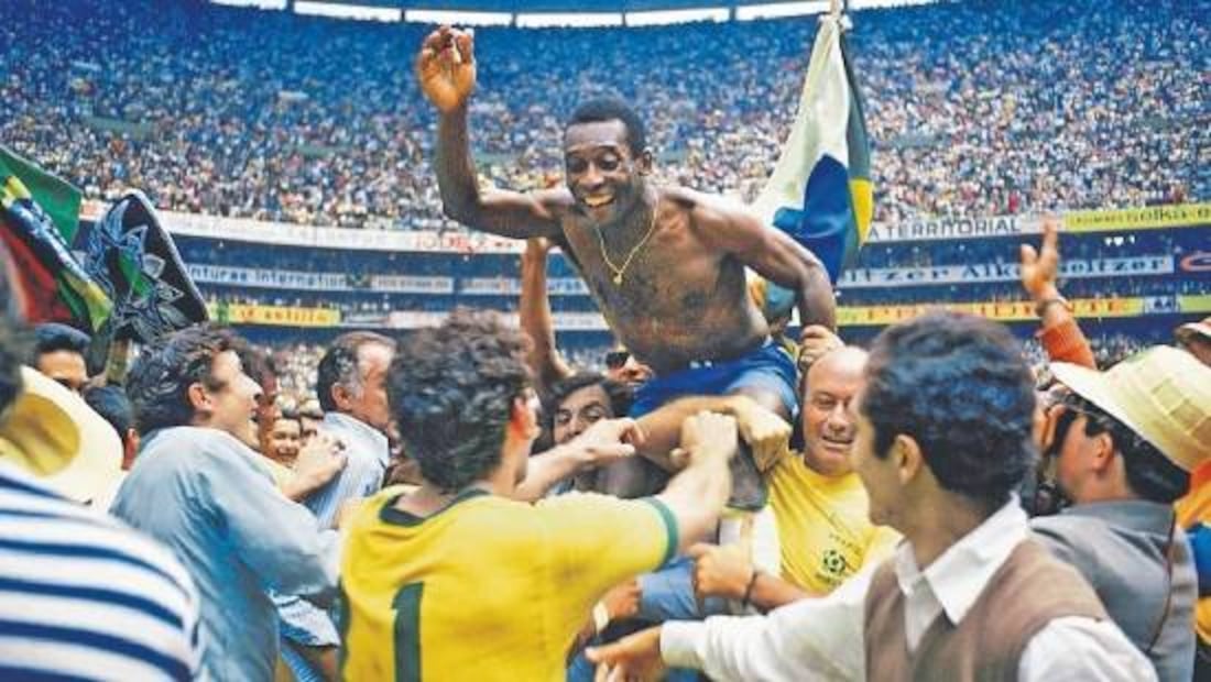 Pelé festeja en el Estadio Azteca su tercer Mundial ganado con Brasil tras derrotar a Italia en México 70. Foto: Archivo