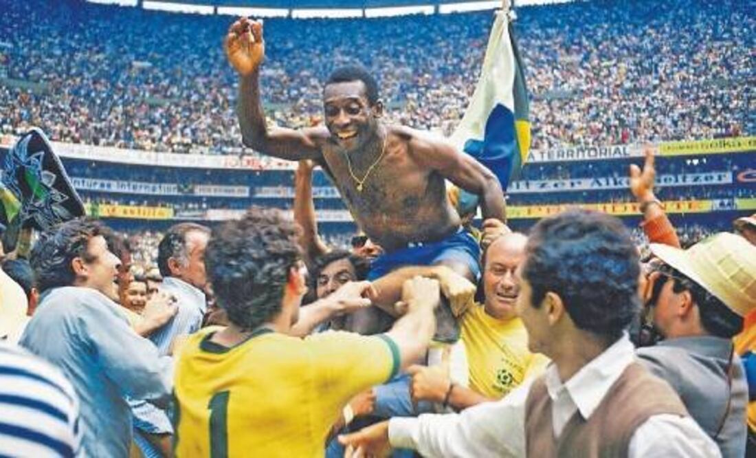 Pelé festejó en el Estadio Azteca su tercer Mundial ganado con Brasil en México 70 sin su codiciada playera. Foto: Archivo