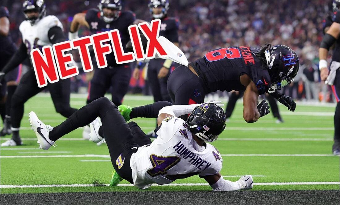 Marlon Humphrey (44) de los Baltimore Ravens evita un pase completo a John Metchie III (8) de los Houston Texans durante segundo cuarto de su juego de Navidad en el NRG Stadium. FOTO: AFP