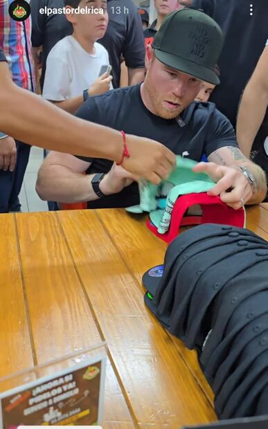 El campeón del boxeo puso su rúbrica en algunas gorras. FOTO: @elpastordelrica