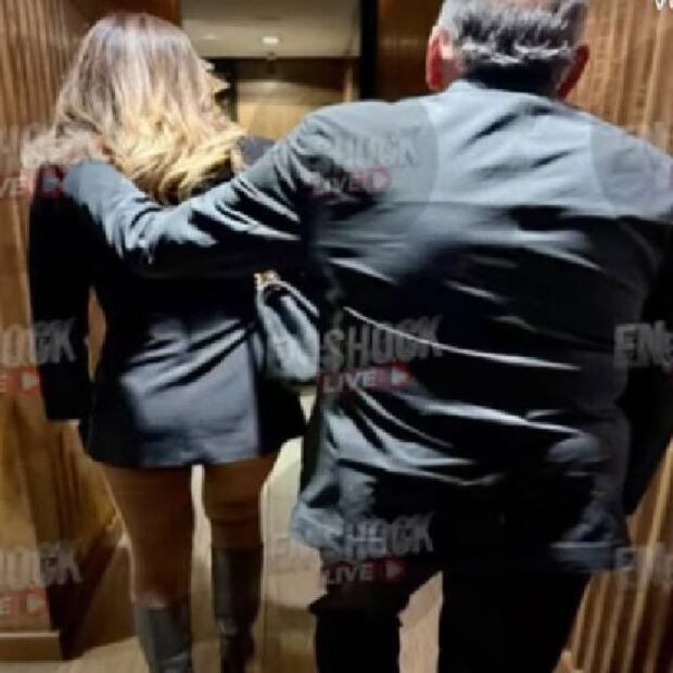 Captaron al padre de Checo Pérez saliendo de un restaurante junto a la actriz Lucía Méndez. Foto: Especial