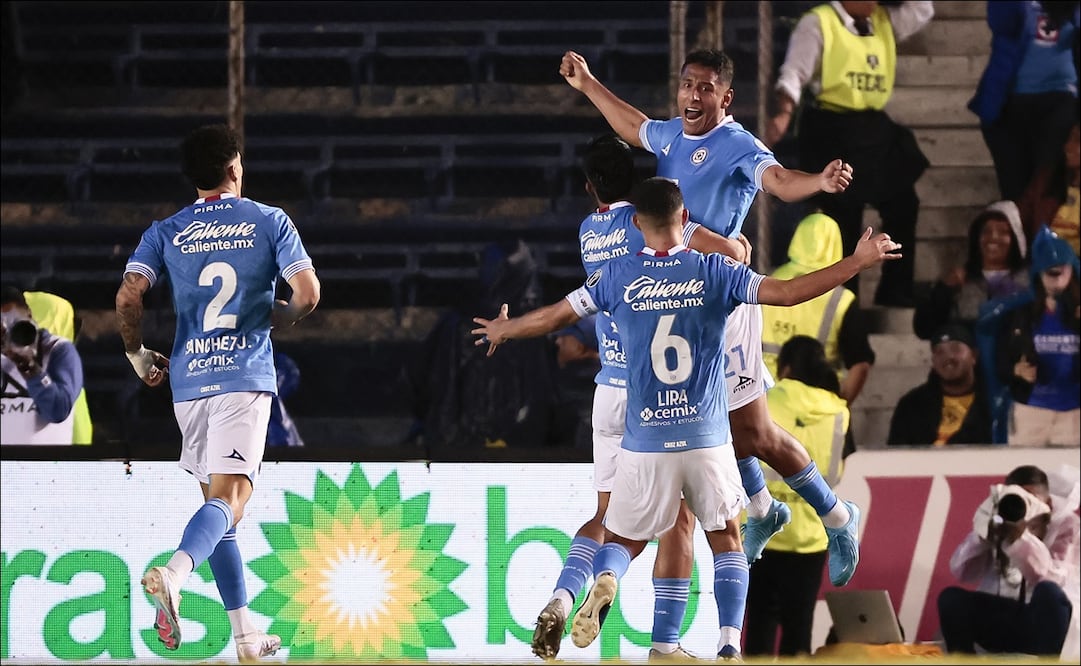 Jugadores de Cruz Azul celebran una de sus anotaciones contra el América. FOTO: EFE