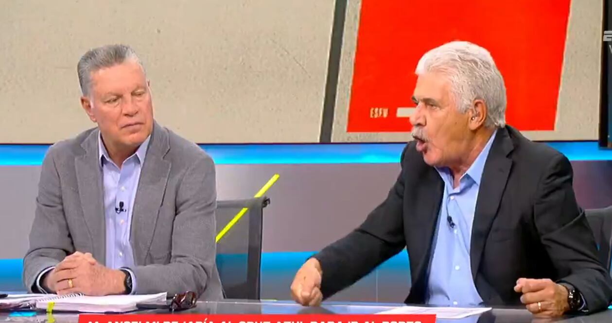 El Tuca Ferretti no escondió su coraje contra Martín Anselmi ante su inminente salida de Cruz Azul. Foto: Especial