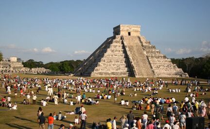 3 turistas que han subido ilegalmente la pirámide de Chichén-Itzá y su multa