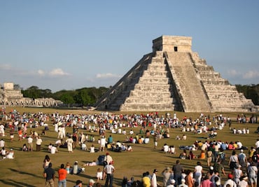 3 turistas que han subido ilegalmente la pirámide de Chichén-Itzá y su multa