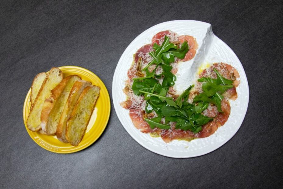 El chef Aquiles Chávez y su receta de carpaccio de res para lucirse en minutos