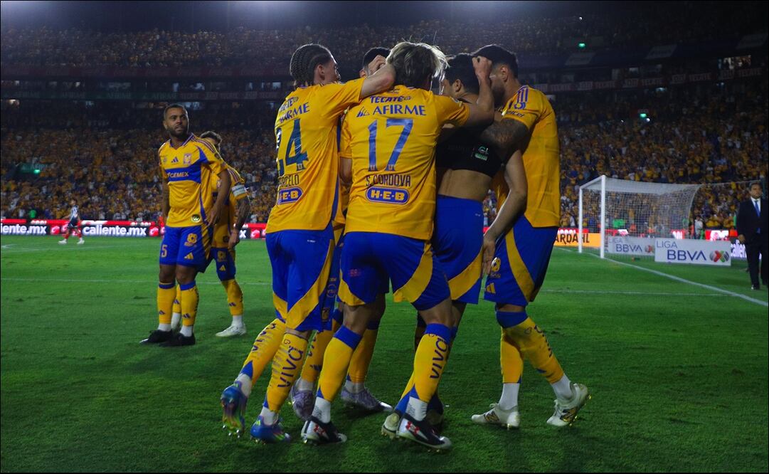 Jugadores de los Tigres celebran el gol del triunfo ante Rayados en el Clásico Regio. FOTO: Imago7