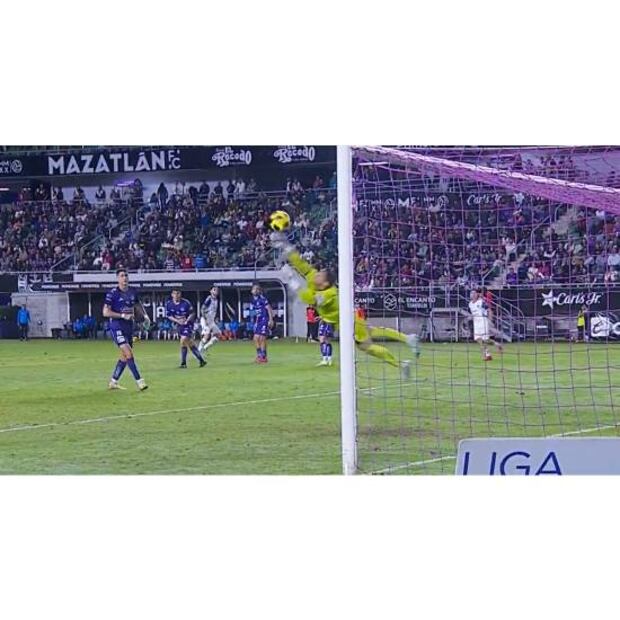 Hugo González le sacó un gol cantado a Lucas Ocampos. Foto: Especial