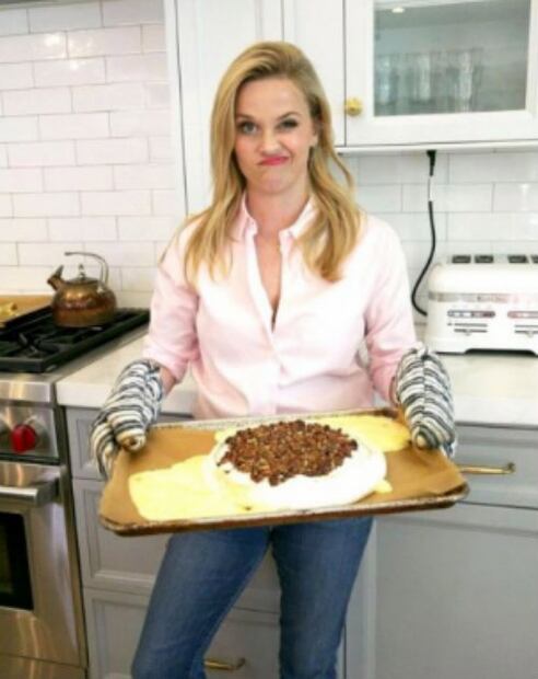 Anahí y otras 10 famosas que intentaron cocinar pero fracasaron