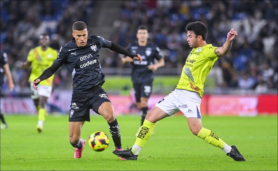 Sergio Canales y Emanuel Gularte, durante el partido correspondiente a la jornada 1 del torneo Clausura 2025 entre Rayados y Puebla. FOTO: Imago7