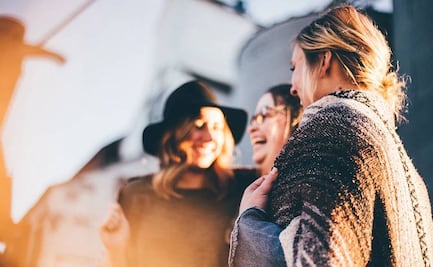 Descubre estos 10 looks ideales para una cena con amigas