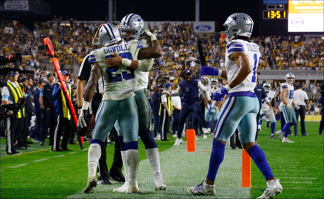 Rico Dowdle #23 celebra un touchdown con Dak Prescott #4 durante el duelo ante Steelers. FOTO: AFP