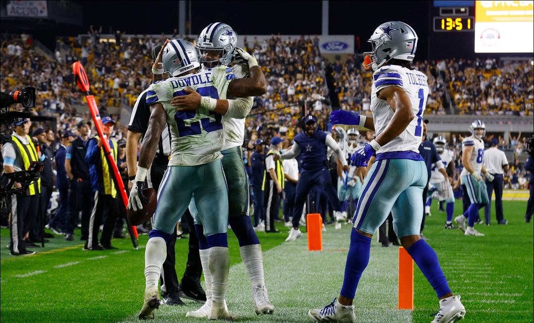 Rico Dowdle #23 celebra un touchdown con Dak Prescott #4 durante el duelo ante Steelers. FOTO: AFP