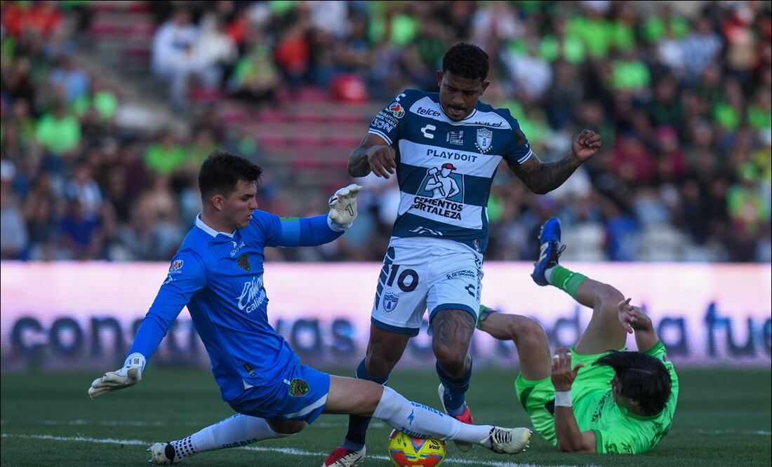 Sebastián Jurado y John Batista de Souza, durante el partido correspondiente a la jornada 10 del torneo Clausura 2025 entre los Bravos de FC Juárez y los Tuzos del Pachuca. FOTO: Imago7