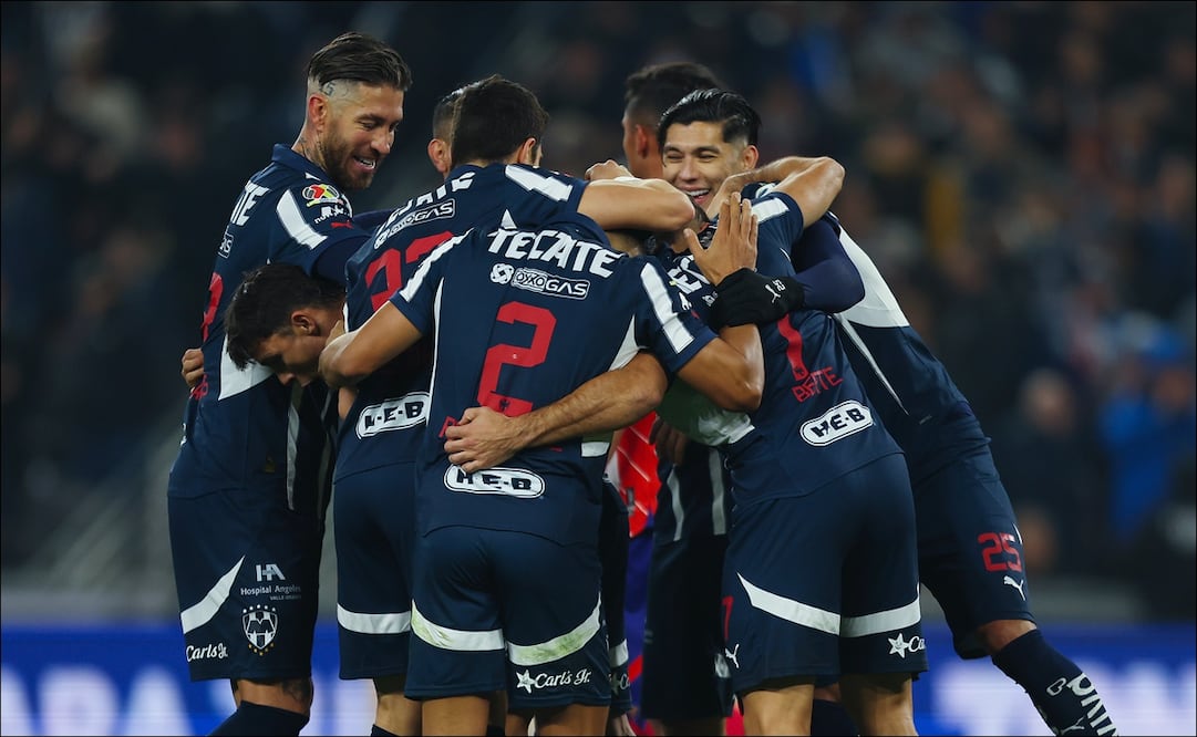 Jugadores de Rayados celebran una de sus anotaciones ante el cuadro de Atlético de San Luis. FOTO: Imago7