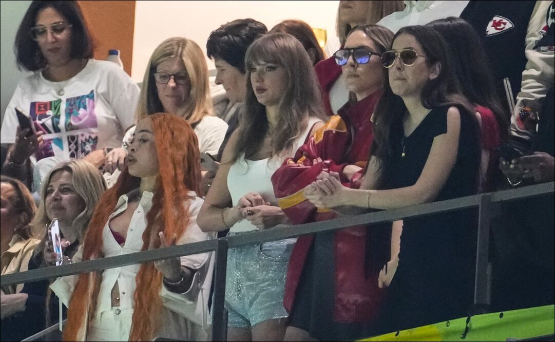 Taylor Swift observa las acciones del partido entre los Chiefs y Eagles durante el Super Bowl LIX. FOTO: AP